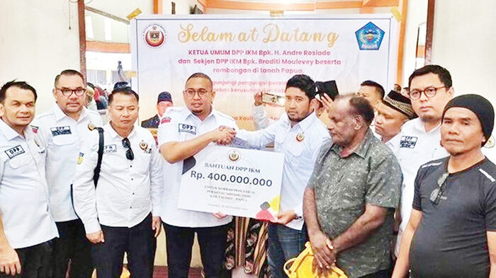 Andre Rosiade: IKM Salurkan Bantuan Rp 400 Juta untuk Perantau Minang Terdampak Ricuh Yalimo, Papua 1 SALURKAN BANTUAN— Ketua Umum DPP Ikatan Keluarga Minang (IKM) Andre Rosiade memberikan bantuan kepada perantau Minang yang menjadi korban kericuhan di Yalimo, di lokasi pengungsi perantau Minang di Distrik Wamena, Jayawijaya, Papua Pegunungan, Minggu (28/9).