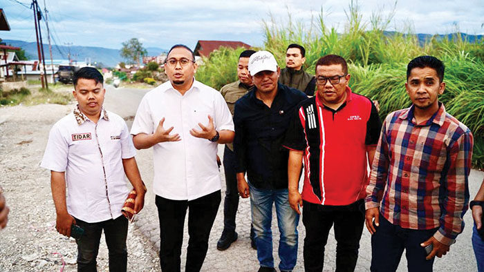 Andre Rosiade Tinjau Jalan Rusak di Taratak Galundi