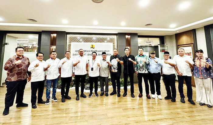 BERTEMU DIRJEN— Wakil Ketua Komisi VI DPR RI dari Fraksi Gerindra Andre Rosiade memasilitasi kepala daerah di Sumbar bertemu Dirjen Bina Marga Kementerian Pekerjaan Umum (Kemen PU) Roy Rizali Anwar di kantornya, Selasa (23/9).