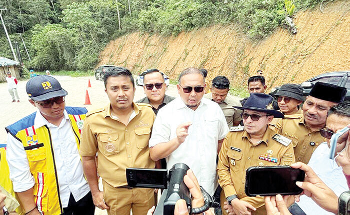 PENINJAUAN JALAN RUSAK— Wakil Ketua Komisi VI DPR RI dari Fraksi Gerindra Andre Rosiade mengecek kondisi jalan rusak parah yang menghubungkan Payakumbuh dengan Sitangkai, Kabupaten Tanah Datar. Andre didampingi Wakil Gubernur Sumbar Vasko Ruseimy, Bupati Tanah Datar Eka Putra, Bupati Lima Puluh Kota Safni.