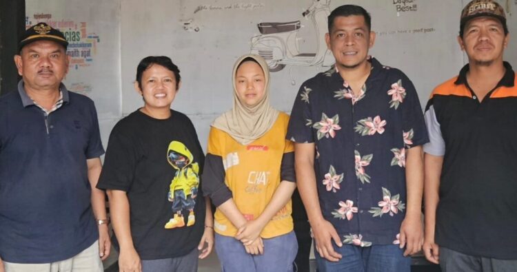 Ketua OSIS dan Juara Umum, Hidup Mengembalakan Kambing, Siswi SMP Limapuluh Kota Minta Imigrasi Tidak Deportasi Ibunya 1 FOTO BERSAMA— Anggota DPRD Lima Puluh Kota M.Fajar Rillah Vesky saat bersama Zahira, siswi SMPN 1 Situjuah Limo Nagari, Kabupaten Limapuluh Kota.