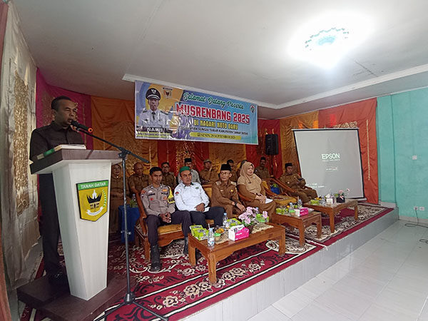 SAMBUTAN—Anggota DPRD Tanahdatar Iswandi Putra Amd, memberi sambutan pada Musrenbang Koto Baru.