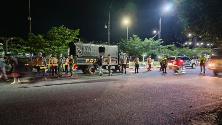 Sikapi Isu Nasional, Aparat Gabungan di Sijunjung Gelar Patroli Skala Besar 1 RAZIA—Menyikapi isu nasional yang kini terus bergulir terkait aksi demonstrasi di berbagai daerah, Polres Sijunjung menggelar patroli skala besar.
