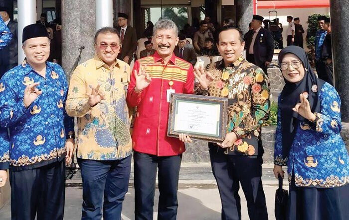 Terbesar di Sumbar, Koperasi Bank Nagari Catat Aset Rp191,9 Miliar 1 PENGHARGAAN KOPERASI— Dirut Bank Nagari, Gusti Chandra bersama Ketua Koperasi Bank Nagari, Dedi Cardi saat meraih Peringkat I Koperasi Besar Sumatera Barat tahun 2024 yang lalu.