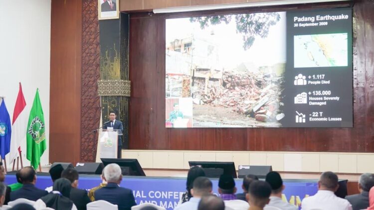 16 Tahun Gempa Sumbar, Kepala BNPB: Mitigasi Harus Berbasis Riset 1 PAPARKAN— Kepala BNPB Letjen TNI Dr Suharyanto saat menjadi keynote speaker
pada Konferensi Internasional Penanggulangan dan Mitigasi Bencana ke-3
di Universitas Andalas, Kota Padang, Senin (29/9).