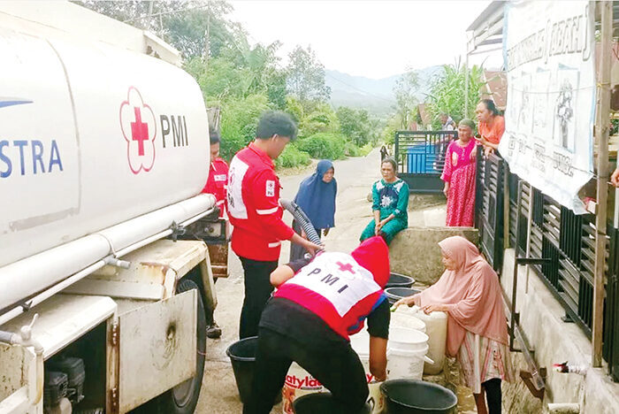 BANTUAN AIR BERSIH— BPBD Kabupaten Agam, menyalurkan bantuan air bersih kepada warga di 11 nagari yang terdampak 
kemarau panjang sejak akhir Agustus 2025.