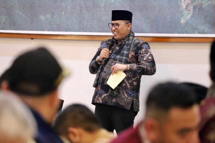 SAMBUTAN—Wali Kota Padang Panjang, Hendri Arnis berikan sambutan  pada acara duduk bersama Pemangku Adat Niniak Mamak Kamanakan Padang Panjang, Batipuah, X Koto (Pabasko) di Pendopo Rumah Dinas Wali Kota.