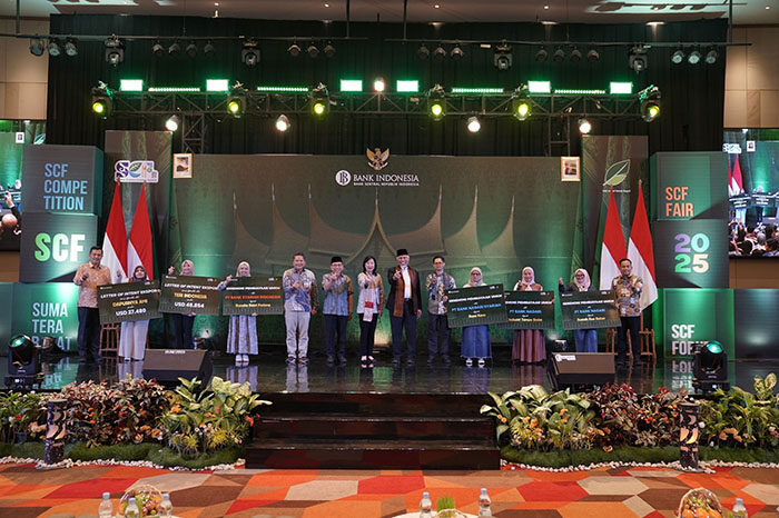 Sumbar Creative Economy Festival 2025 Berlangsung Meriah, Komitmen BI Majukan UMKM Nagari sebagai Motor Ekonomi Daerah 1 AWARD—KPwBI Sumbar memberikan award kepada UMKM yang mengikuti Sumatra Barat Creative Economy Festival (SCF) 2025.