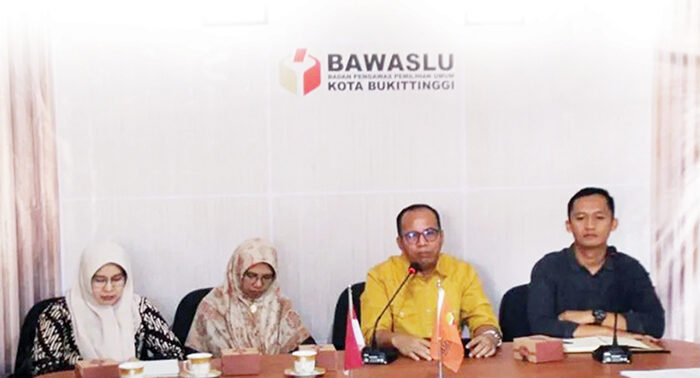 SIMULASI— Bawaslu Kota Bukittinggi menggelar simulasi proses penanganan pelanggaran Pemilu di Kantor Bawaslu Bukittinggi, Kamis (18/9).