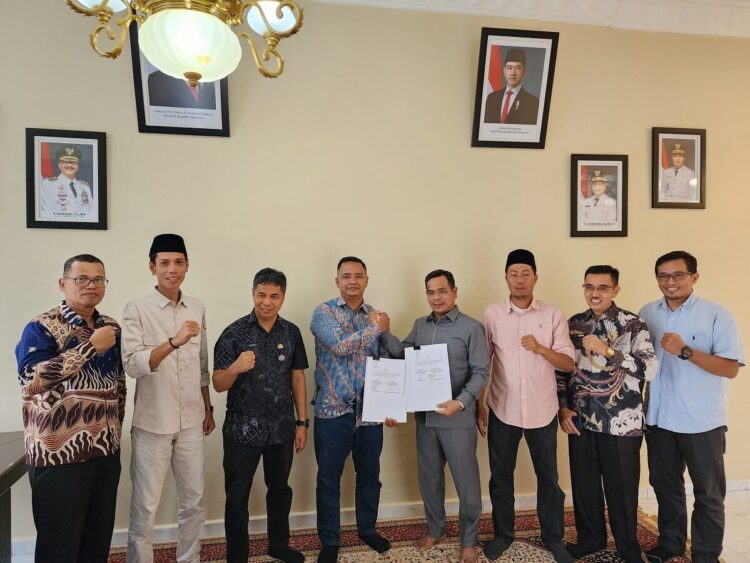 PENANDATANGAN MOU— Bawaslu Pessel bersama Kwarcab Gerakan Pramuka 0311 Pessel, sepakat membentuk rintisan Satuan Karya Pramuka (Saka) Adhyasta Pemilu sekaligus penandatangan MOU, di Rumah Dinas Wakil Bupati Pesisir Selatan, Kamis (11/9).