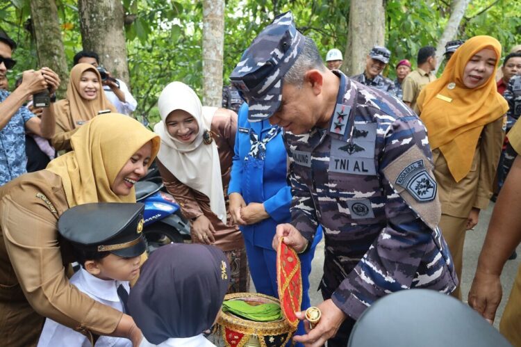 DISAMBUT SIRIAH CARANO— Dankodaeral II Laksamana Muda TNI Sarimpunan Tanjung didampingi Ketua Daerah II Gabungan Jalasenastri Koarmada RI Ny Endang Sarimpunan Tanjung, disambut siriah dalam carano saat mengunjungi Kota Pariaman, Selasa (9/9).