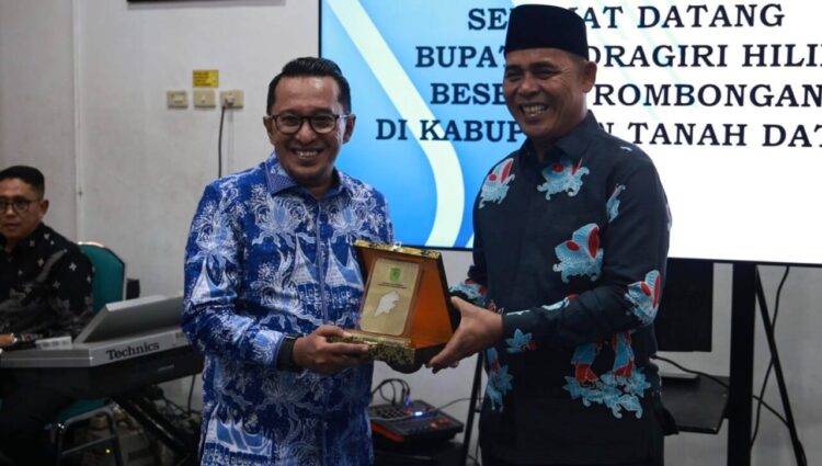 KUNJUNGAN KERJA— Bupati Indragiri Hilir (Inhil) Herman Provinsi Riau bertukar cendera mata saat melakukan kerja ke Tanah Datar, Rabu (17/9) malam di Gedung Indojolito.