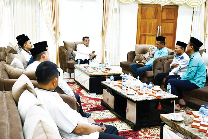 AUDIEaNSI— Bupati Agam, Benni Warlis menerima kunjungan pengurus Ponpes ABI Center, Tilatang Kamang di Mess Pemkab. Agam, Belakang Balok, Bukittinggi, Jumat (12/9).