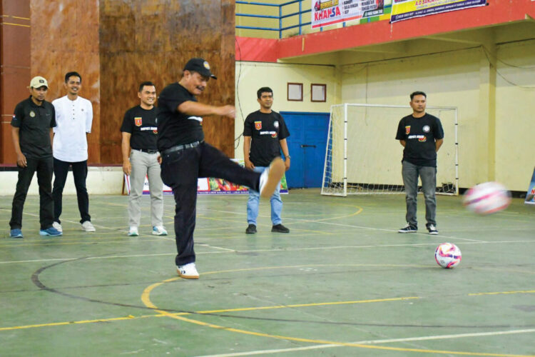 32 Tim Meriahkan Turnamen Futsal IPPHB Bupati Cup I 2025 1 PEMBUKAAN TURNAMEN— Bupati Agam yang diwakili Kadisparpora Parpora, Dedi Asmar, membuka secara resmi Turnamen Futsal IPPHB Bupati Cup I 2025 di GOR Rang Agam, Lubuk Basung, Jumat (29/8).