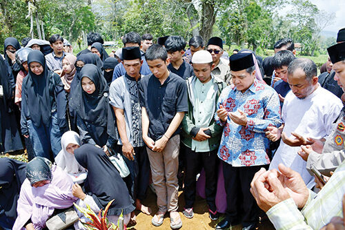PEMAKAMAN— Bupati Agam, Ir. H. Benni Warlis, MM, Dt. Tan B atuah, hadiri pemakaman almarhumah Murnita, S.Pd, M.Pd, Kepala SMAN 2 Bukittinggi di Nagari Batagak, Kecamatan Sungai Pua, Sabtu (20/9).
