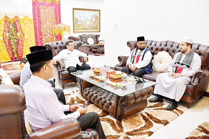 SILATURAHMI— Bupati Agam, Ir. H. Benni Warlis, MM, Dt. Tan Batuah, menggelar silaturahmi sekaligus sarapan bersama Syaikh Bilal serta jajaran Forkopimda Kabupaten Agam di Rumah Dinas Bupati, Lubuk Basung, Jumat (12/9).