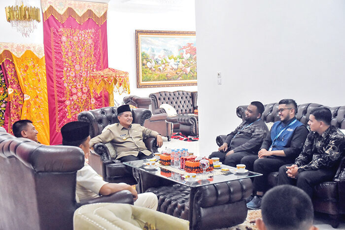 AUDIENSI— Bupati Agam, Ir H Benni Warlis MM Dt Tan Batuah menerima kunjungan audiensi dari Pos Keadilan Peduli Umat (PKPU) Human Initiative di Rumah Dinas Bupati Agam, Lubuk Basung, Senin (8/9).