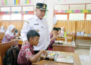 Bupati Agam Tinjau MBG di SDN 08 Bukik Batabuah, Anak-Anak Lahap, Menu Sesuai Standar