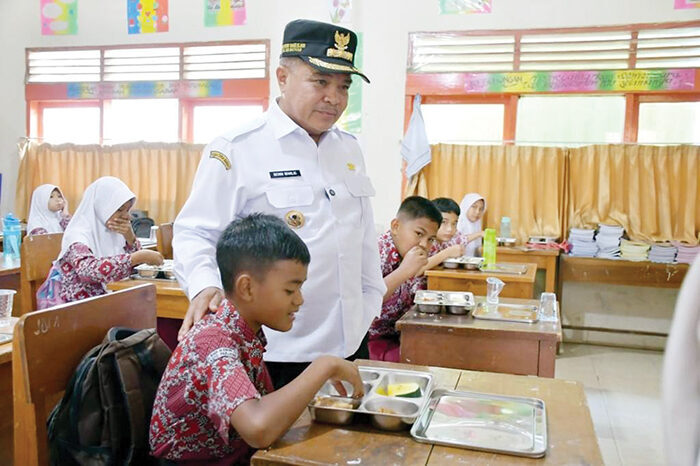 Bupati Agam Tinjau MBG di SDN 08 Bukik Batabuah, Anak-Anak Lahap, Menu Sesuai Standar 1 TINJAU MBG— Bupati Agam, Benni Warlis meninjau langsung pelaksanaan MBG didampingi sejumlah pimpinan OPD di SDN 08 Bukik Batabuah, Kecamatan Canduang, Rabu (24/9).