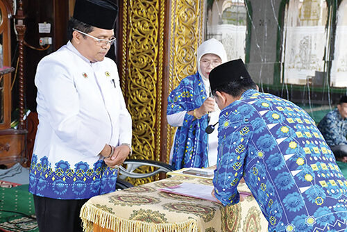 PENGUKUHAN PENGURUS— Pengukuhkan Pengurus Cabang Badan Kontak Majelis Taklim (BKMT) Kecamatan Sungai Pua masa bakti 2025-2030, di Masjid Jami Batu Palano, Minggu (21/9).