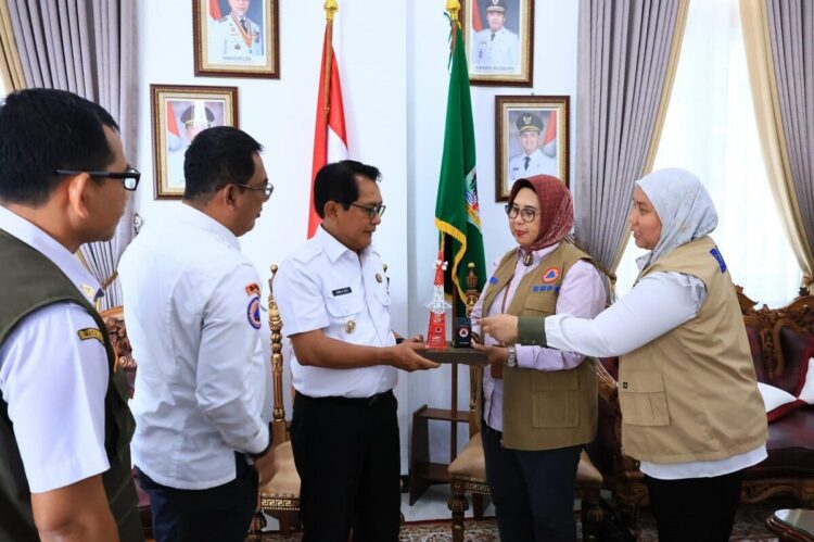 Pemkab Padangpariaman Terima 2 EWS dari BNPB 1 TERIMA BANTUAN— Bupati Padangpariaman, John Kenedy Azis, saat menerima bantuan dari BNPB melalui dana Indonesia Disaster Resilience Initiatives Project (IDRIP) tahun 2025.