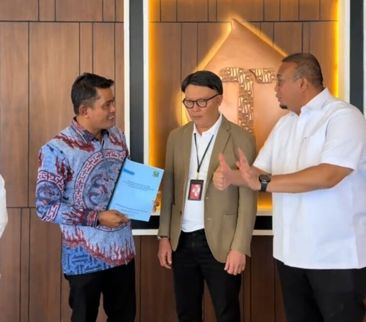 PENAMBAHAN TOWER— Bupati Solok Jon Firman Pandu bersama anggota DPR RI Andre Rosiade dan Dirut Terkomsel, meminta penambahan tower di wilayah Kabupaten Solok.