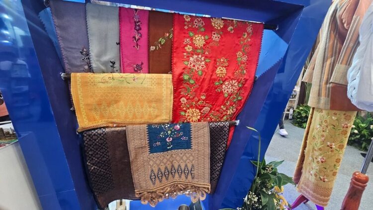 KERAJINAN SULAMAN— Berbagai sulaman dan tenun dipamerkan di stand Pemkab Tanah Datar pada APKASI Otonomi Expo 2025, Sabtu (30/8) di Nusantara Convention Hall, Tanggerang, Provinsi Banten.