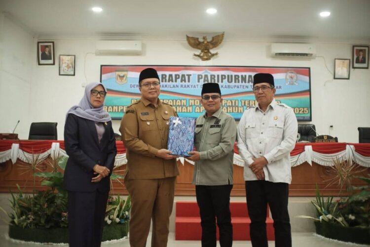 SERAHKAN NOTA PENJELASAN—Wakil Bupati Tanahdatar Ahmad Fadly serahkan nota penjelasan Ranperda APBD Perubahan tahun 2025 pada Ketua DPRD Anton Yondra.