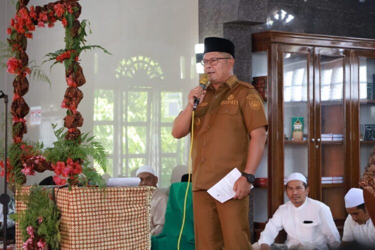 Peringatan Maulid Nabi Muhammad SAW di Masjid Nurul Iman Panti, Bupati Welly Disambut Haru Jamaah 1 PERINGATAN MAULID NABI— Bupati Pasaman Welly Suhery memberikan sambutan saat peringatan Maulid Nabi Muhammad SAW di Masjid Nurul Iman, Bangun Sejati, Kecamatan Panti.
