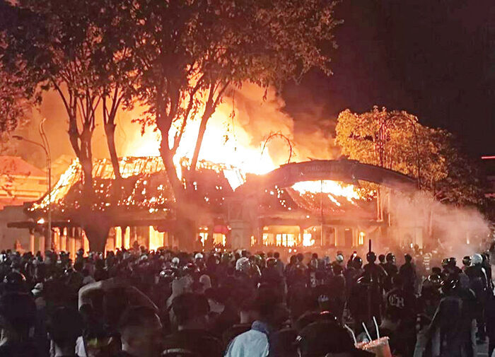 Gelombang Demo Merebak di Indonesia, 8 Negara Keluarkan Travel Advisory 1 DEMONSTRASI— Salah satu bangunan di kompleks Gedung Negara Grahadi Surabaya dibakar massa pada Sabtu Malam (30/8).