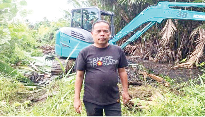 PEMBANGUNAN DRAINASE— Ketua RW IV Kampung Baru Berok, Kelurahan Kurao Pagang, Kecamatan Nanggalo, Kota Padang, Zulkifli, menggunakan dana operasional RW untuk membangun drainase sepanjang 1.300 meter secara swadaya bersama masyarakat