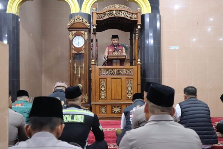 Kapolda Gelar Subuh Berjamaah di Sawahlunto, Ciptakan Kamtibmas yang Aman dan Kondusif 1 SAMBUTAN—Kapolda Sumatera Barat Irjen Pol Dr. Drs. Gatot Tri Suryanta, M.Si., CSFA saat berikan sambutan apda kegiatan Gerakan Subuh Berjamaah di Masjid Agung Nurul Islam, Kelurahan Kubang Sirakuk Utara, Kecamatan Lembah Segar, Kota Sawahlunto, Rabu (3/9).