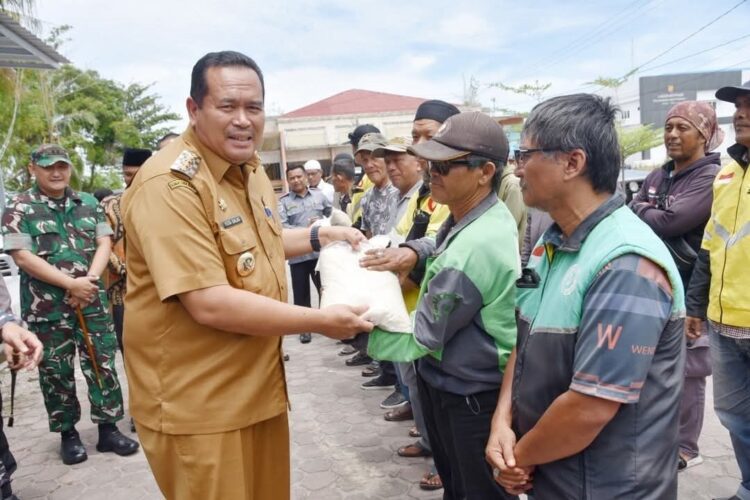 BANTUAN BERAS— Wali Kota Pariaman Yota Balad serahkan bantuan beras kepada pengemudi ojek online.