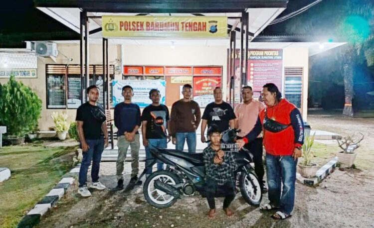 Embat Motor Tetangga Kos, Pemuda asal Sumut Kabur ke Kampung Halaman 1 CURI MOTOR— Pelaku Andri Adi Putra yang mencuri motor milik tetangga kosnya di Kota Padang, ditangkap Tim Polsek Padang Utara di Kecamatan Sihapas Barumun, Kabupaten Padang Lawas, Sumut.