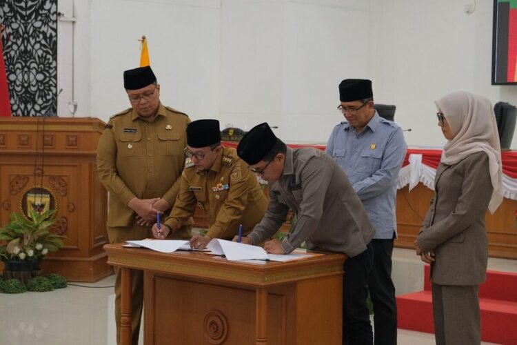 DPRD Bersama Pemerintah Daerah Tanah Datar, Nota Kesepakatan KUA dan PPAS APBD Tahun 2026 Disepakati 1 TEKEN NOTA KESEPAKATAN— Bupati Eka Putra didampingi Wakil Bupati (Wabup) Ahmad Fadly tandatangani Nota Kesepakatan Tentang KUA dan PPAS APBD tahun 2026.