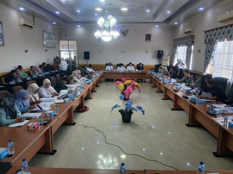 HEARING GURU HONORER— DPRD Kabupaten Solok Selatan melakukan hearing dengan guru honorer Solok Selatan saat menyampaikan tuntutan mereka untuk diangkat menjadi PPPK.