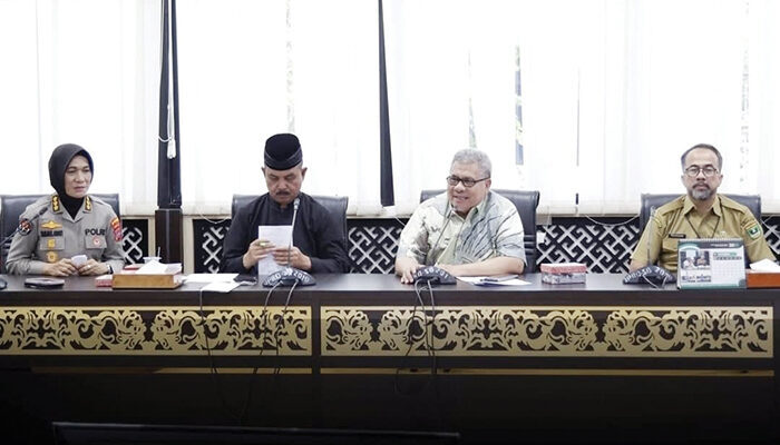 AUDIENSI—Ketua DPRD Sumbar, Muhidi Sekretaris Dewan, Maifrizon saat audiensi dengan Ketua LKAAM Prof Dr H Fauzi Bahar, Datuk Nan Sati dan Kabid Humas Polda Sumbar, Kombes Pol Susmelawati Rosya.