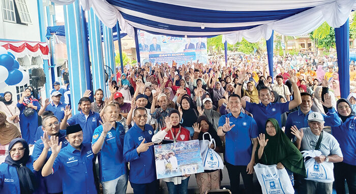 HUT PAN KE-27— DPW bersama DPD PAN se-Sumatera Barat membagikan 80 ton beras kepada masyarakat, Minggu (14/9). Pembagian beras dilakukan pada peringatan HUT PAN ke-27, di Rumah PAN Sumbar.