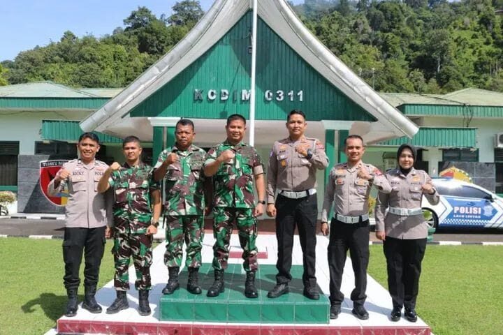 SILATURAHMI— Komandan Kodim 0311/Pessel, Letkol Czi Theodurus Sambua, S.T., M.Han, didampingi Pasi Ter dan Pasi Ops menerima kunjungan silaturahmi dari Kasatlantas Polres Pesisir Selatan AKP Ade beserta jajaran, di Makodim 0311/Pessel, Selasa (9/9).