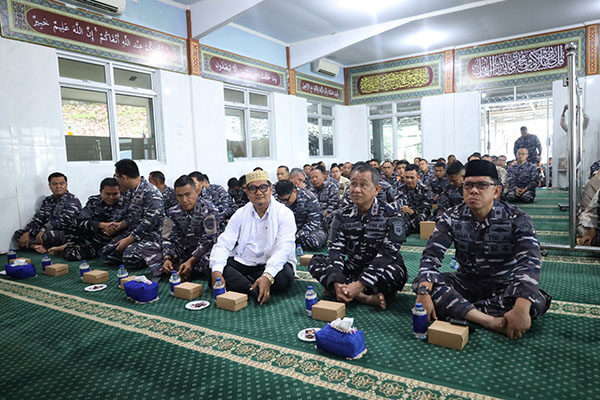 Dankodaeral II Hadiri Peringatan Maulid Nabi Bersama Prajurit 1 PERINGATAN MAULID— Dankodaeral II Laksamana Muda TNI Sarimpunan Tanjung, menghadiri peringatan Maulid Nabi Muhammad di Masjid Al Jariyah Mako Kodaeral II jalan Bukit Peti Peti Teluk Bayur Padang, Rabu (24/9).