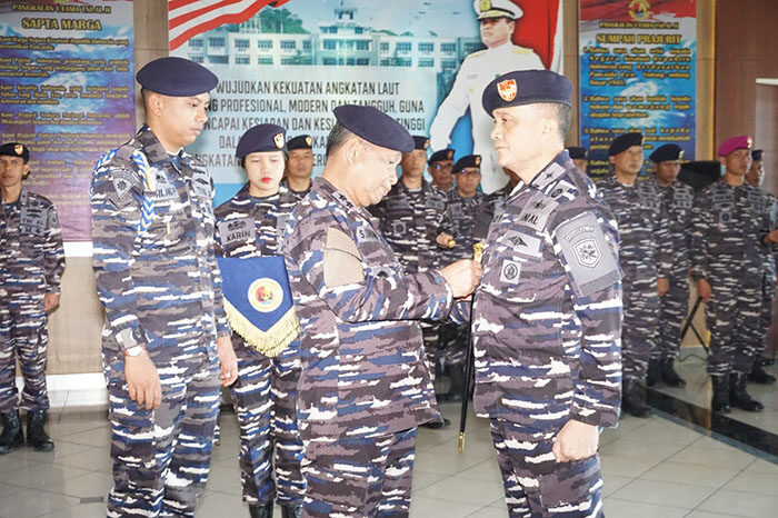 SEMATKAN TANDA JABATAN— Komandan Komando Daerah TNI AL (Dankodaeral) II, Laksamana Muda TNI Sarimpunan Tanjung sematkan tanda jabatan pada pejabat baru.