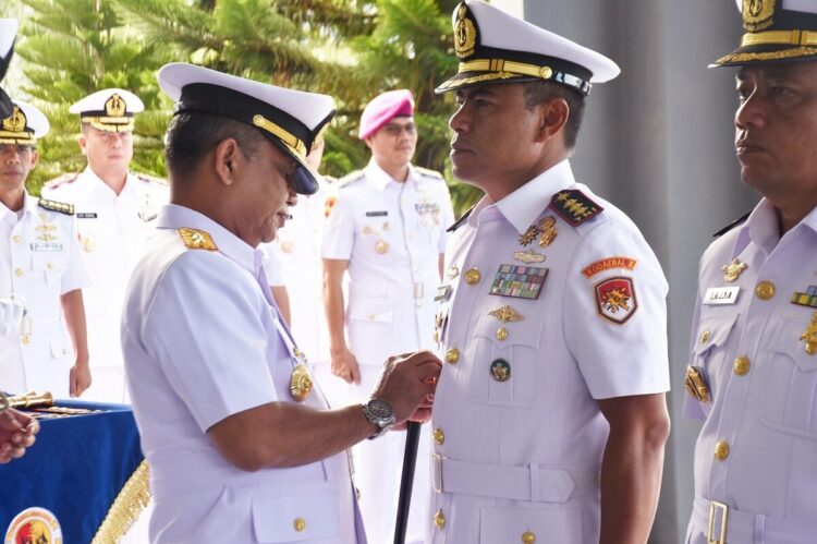 Dankodaeral II Kukuhkan Wadan dan Sertijab Aslog dan Dua Danlanal 1 KUKUHKAN—Dankodaeral) Laksamana Muda TNI Sarimpunan Tanjung saat kukuhkan Wadan Kodaeral II, Kolonel Laut (P) Mulyadi., S.E.,CRMP., M.Tr.Opsla, bertempat di Salazar Mako Kodaeral II Jalan Bukit Peti Peti Teluk Bayur Padang.