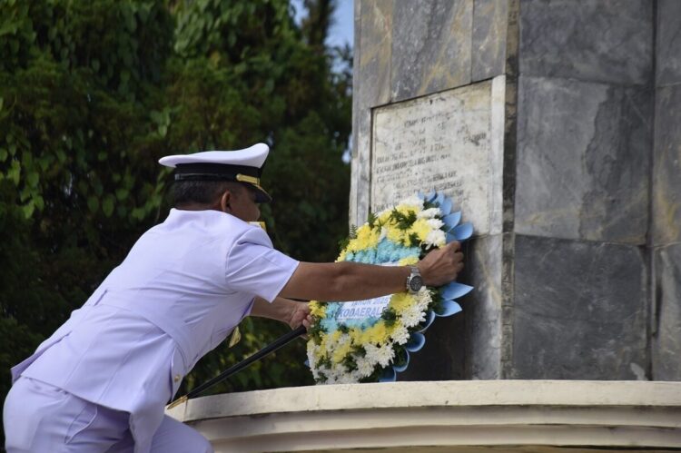 ZIARAH— Komandan Komando Daerah TNI Angkatan Laut (Dankodaeral) II Laksamana Muda TNI Sarimpunan Tanjung, meletakan karangan bunga saat melakukan ziarah di TMP Lolong, Senin (8/9).