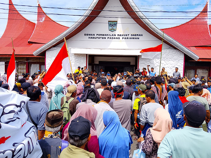 Ratusan Warga Datangi Kantor Bupati, Minta SK Pembangunan Batalyon Kesehatan Seluas 55 Hektare Dicabut 1 ORASI— Ratusan warga Nagari Kapalo Hilalang, Kecamatan 2X11 Kayu Tanam Kabupaten Padang Pariaman Sumatera Barat, lakukan aksi demonstrasi menyampaikan orasi di depan Kantor DPRD Padang Pariaman, Kamis siang (11/9).