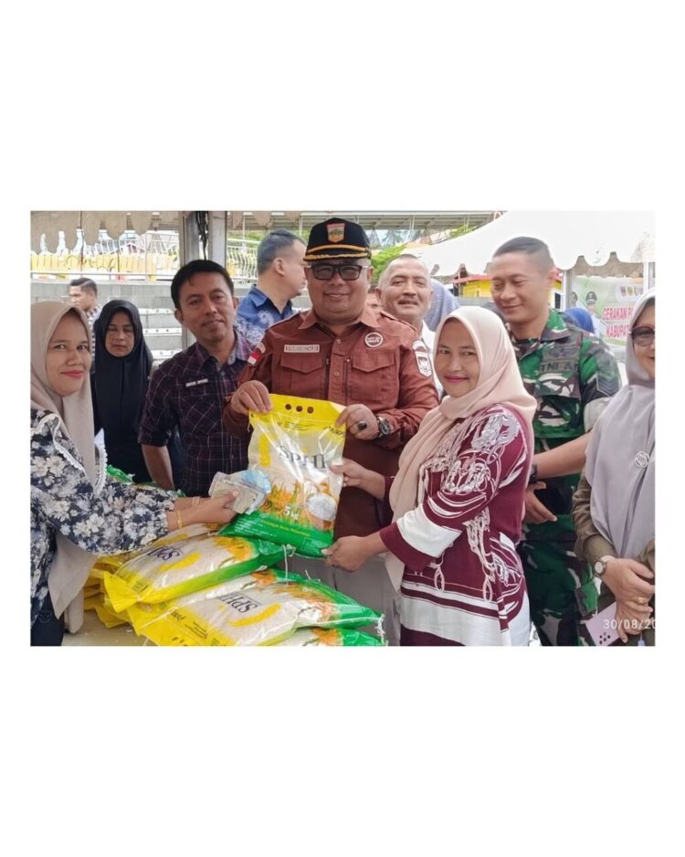 7 Kantor Kecamatan di Solsel Hadirkan GPM untuk Warga 1 GERAKAN PANGAN MURAH— Sekdakab Solsel H. Syamsurizaldi bersama warga dukung kegiatan GPM.