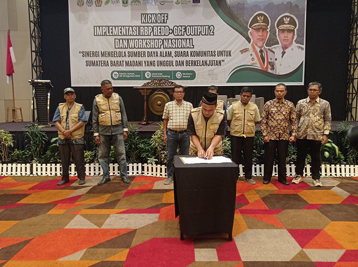 Nagari Unggan di Sumatra Barat Menuju Garda Depan Investasi Iklim Berkeadilan 1 PENANDATANGANAN— Ketua LPHN Unggan Delpa Wardi, menandatangani Nota Rencana Kolaborasi Multipihak Pengamanan Hutan di Lanskap Sumpur Kudus dalam acara Kick Off Implementasi RBP Redd+ GFC Output 2 di ZHM Premiere Hotel Padang, Kamis, 28 Agustus 2025.