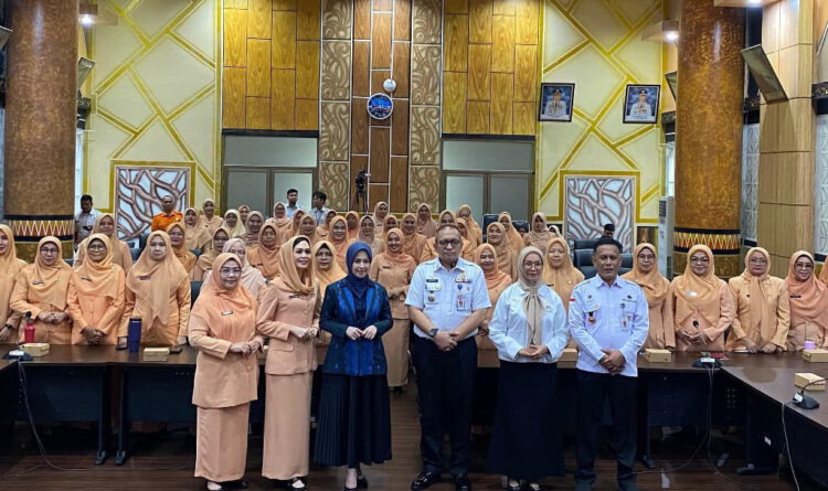 PENGUKUHAN PENGURUS— Sekda Kota Padang Andree Algamar, Penasehat DWP Padang Dian Puspita Fadly Amran, Ketua DWP Padang Vanny Algamar, berfoto bersama usai kepengurusan baru masa bakti 2024-2029 DWP dalam Musko di Ruang Abu Bakar Ja’ar, Balai Kota, Rabu (24/9).