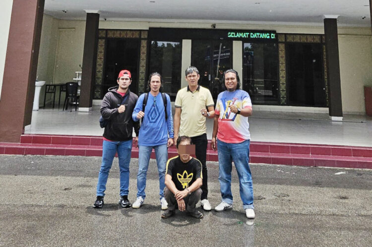 Parah! Sopir Truk Tangki Gelapkan 20 Ton CPO, Kabur ke Batam dengan Uang Ratusan Juta 1 GELAPKAN CPO— Pelaku JL yang menggelapkan 20 Ton CPO ditangkap Tim Satreskrim Polres Pessel.