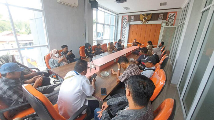 KLARIFIKASI— Kasatpol PP Bukittinggi, Joni Feri, memberikan klarifikasi terkait video viral yang menyebut dirinya menerima suap dari pedagang di Pasar Atas.