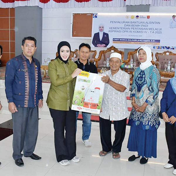 BANTUAN ALSINTAN— Sekda Kabupaten Agam, M Lutfi AR dampingi Anggota DPR RI, 
Cindy Monica Salsabila Setiawan, menyalurkan bantuan alsintan dan benih padi kepada 
kelompok tani di Balerong Rumah Dinas Bupati Agam, Sabtu (20/9).